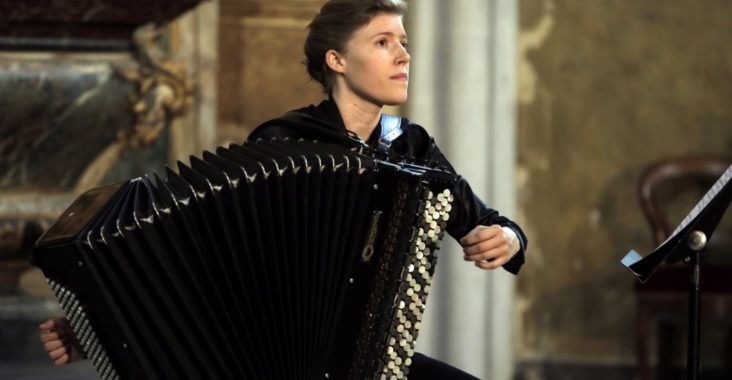 Femme qui joue de l'accordéon