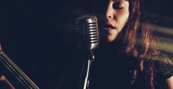 Femme chantant avec une guitare