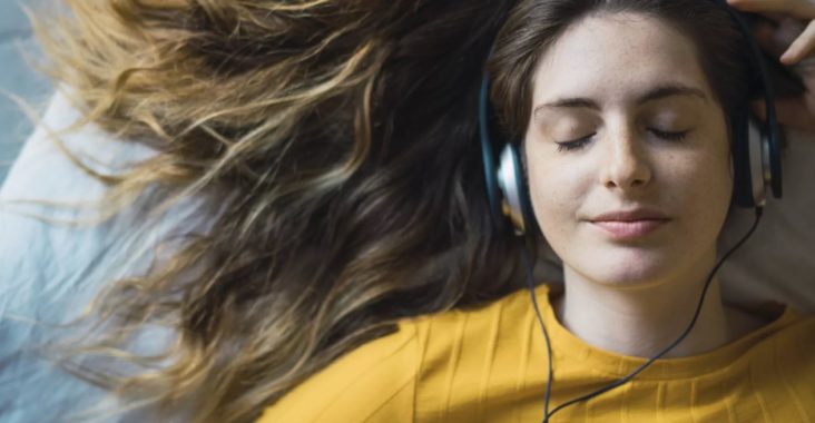 Jeune femme avec un casque sur la tête