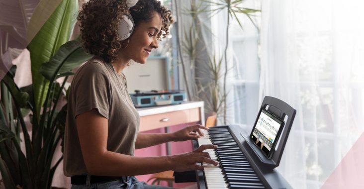 Une femme prenant des cours de piano en ligne