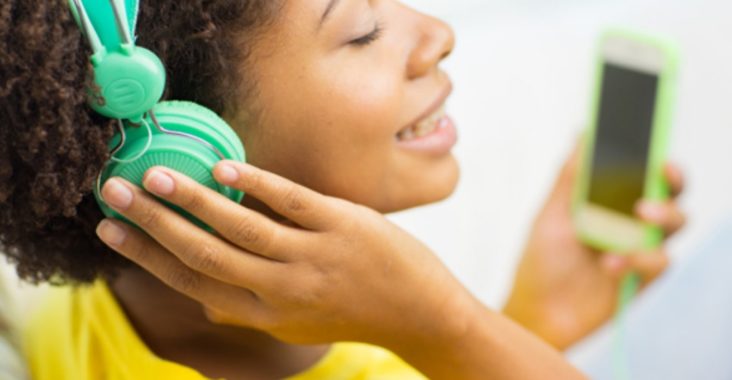 Une femme entrain d'écouter de la musique avec un casque