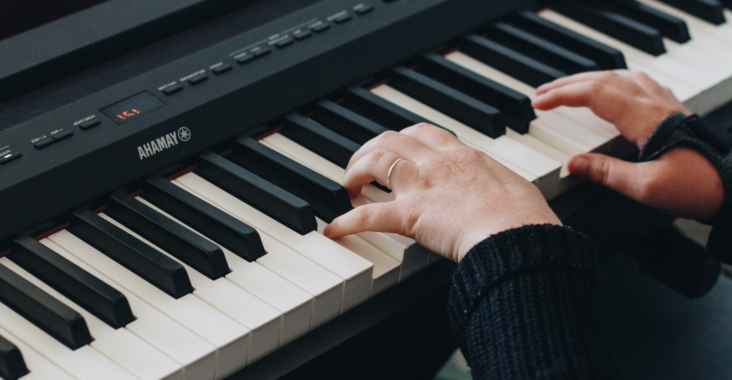 Un apprenti joue du piano numérique Yamaha