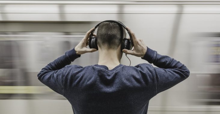 homme casque musique métro