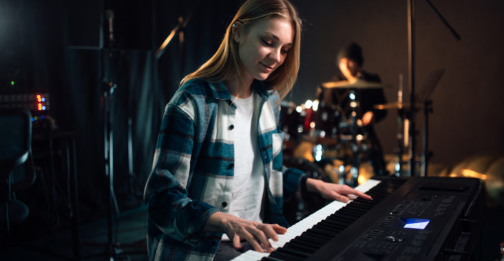 femme jouant du piano enregistrement musique studio