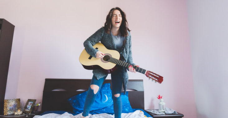 jeune femme qui joue de la guitare